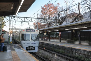 4 Aralık 2024 mpty tren istasyonu platformu raylar, yapılar,