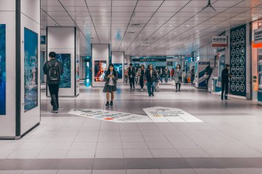 4 Aralık 2024 metro istasyonu sayısız yolcuyla çevrili bir treni yakalıyor.