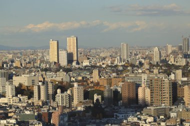 6 Aralık 2024 modern binalar, gökdelenler ile temiz bir gökyüzü altında şehir nüfusu,