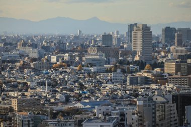 6 Aralık 2024 modern gökdelen ile geniş bir şehir ortamı sergiliyor