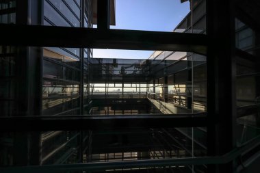 6 Aralık 2024 yumuşak gün ışığında, resim modern mimariyi sergiliyor