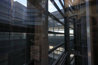 6 Aralık 2024 yumuşak gün ışığında, resim modern mimariyi sergiliyor