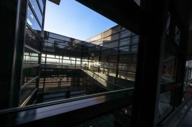 6 Aralık 2024 yumuşak gün ışığında, resim modern mimariyi sergiliyor