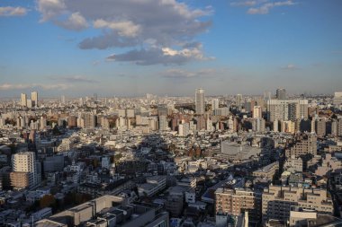 6 Aralık 2024 şehir manzarası çok sayıda bina ve modern