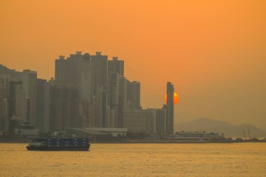 Günbatımını gösteren manzaralı bir manzara modern bir Jan 19 2025 'i aydınlatıyor.