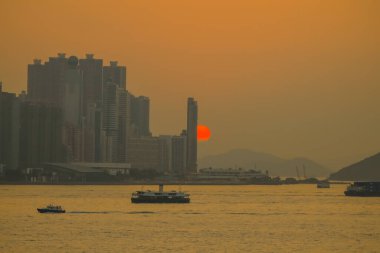 Günbatımını gösteren manzaralı bir manzara modern bir Jan 19 2025 'i aydınlatıyor.