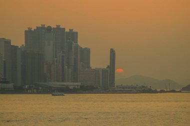 Günbatımını gösteren manzaralı bir manzara modern bir Jan 19 2025 'i aydınlatıyor.