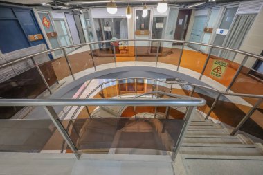 Günümüz 25 Ocak 2025 'i ile çevrili bir merdiveni barındıran parlak kapalı alan