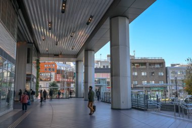 4 Aralık 2024 Kokubunji İstasyonu 'nun kapalı alışveriş alanı tatil ışıklarıyla süslenmiş.