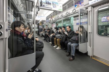 5 Aralık 2024 'te mavi bir tren, güvenlik bariyerleri ve yön işaretlerinin yanında durdu.,