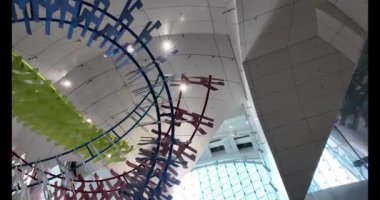 5 Ekim 2024 'te Hong Kong Deniz Kuvvetleri İstasyonu' nda yürüyen merdiven.