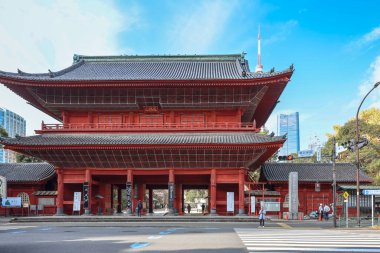 5 Aralık 2024 Eski bir Japon tapınağının kırmızı kapısına çarpan şehir