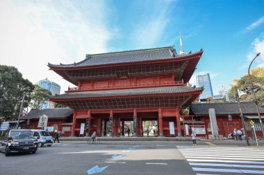 5 Aralık 2024 Eski bir Japon tapınağının kırmızı kapısına çarpan şehir