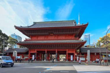 5 Aralık 2024 Eski bir Japon tapınağının kırmızı kapısına çarpan şehir