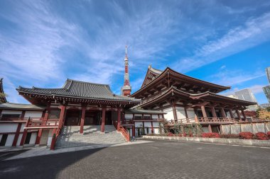 5 Aralık 2024 Eski bir Japon tapınağının kırmızı kapısına çarpan şehir