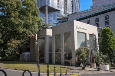 5 Aralık 2024 modern mimariyi harmanlayan ağaçlarla çevrili çağdaş bina