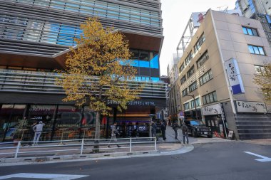 5 Aralık 2024 benzersiz mimari detaylara sahip çağdaş şehir binası