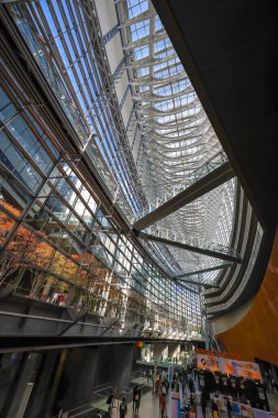 5 Aralık 2024 Yüksek cam pencereli modern bir binanın içi