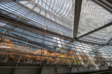 5 Aralık 2024 Yüksek cam pencereli modern bir binanın içi