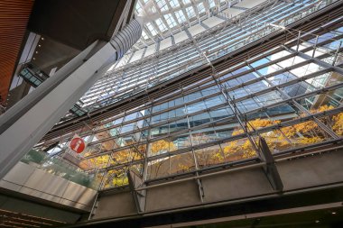 5 Aralık 2024 Yüksek cam pencereli modern bir binanın içi