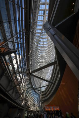 5 Aralık 2024 Yüksek cam pencereli modern bir binanın içi