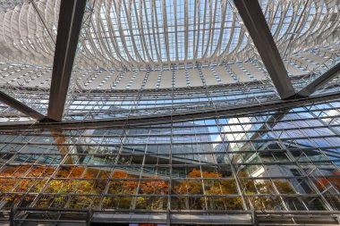 5 Aralık 2024 Yüksek cam pencereli modern bir binanın içi