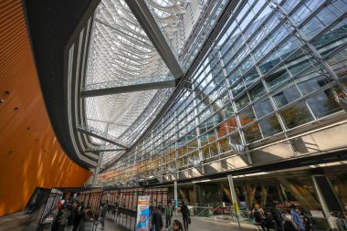 5 Aralık 2024 Yüksek cam pencereli modern bir binanın içi