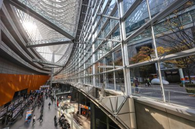 5 Aralık 2024 Yüksek cam pencereli modern bir binanın içi