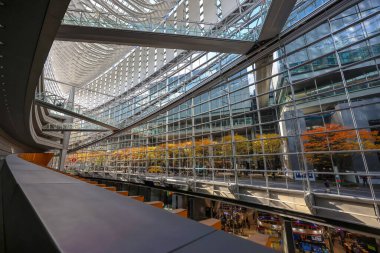 5 Aralık 2024 Yüksek cam pencereli modern bir binanın içi