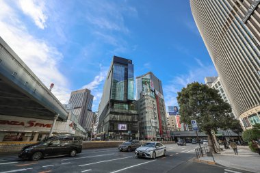 5 Aralık 2024 'te modern mimari ile hareketli bir şehir kavşağı