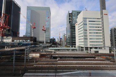 Tren, 5 Aralık 2024 'te yüksek binayla çevrili bir şehir bölgesinden geçiyor.