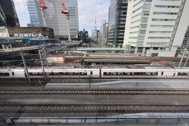 Tren, 5 Aralık 2024 'te yüksek binayla çevrili bir şehir bölgesinden geçiyor.