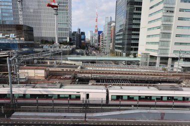 Tren, 5 Aralık 2024 'te yüksek binayla çevrili bir şehir bölgesinden geçiyor.