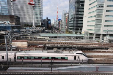 Tren, 5 Aralık 2024 'te yüksek binayla çevrili bir şehir bölgesinden geçiyor.