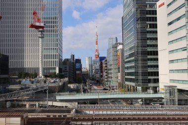 Tren, 5 Aralık 2024 'te yüksek binayla çevrili bir şehir bölgesinden geçiyor.