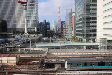 Tren, 5 Aralık 2024 'te yüksek binayla çevrili bir şehir bölgesinden geçiyor.