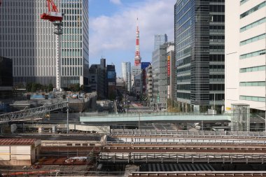 Tren, 5 Aralık 2024 'te yüksek binayla çevrili bir şehir bölgesinden geçiyor.