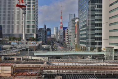 Tren, 5 Aralık 2024 'te yüksek binayla çevrili bir şehir bölgesinden geçiyor.