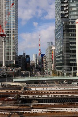 Tren, 5 Aralık 2024 'te yüksek binayla çevrili bir şehir bölgesinden geçiyor.