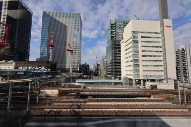 Tren, 5 Aralık 2024 'te yüksek binayla çevrili bir şehir bölgesinden geçiyor.