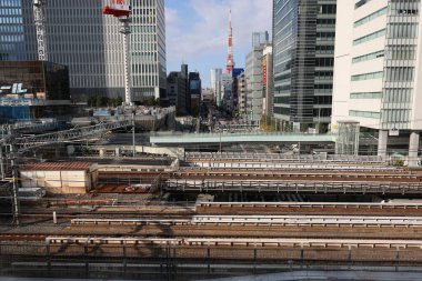 Tren, 5 Aralık 2024 'te yüksek binayla çevrili bir şehir bölgesinden geçiyor.