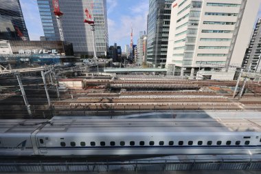 Tren, 5 Aralık 2024 'te yüksek binayla çevrili bir şehir bölgesinden geçiyor.