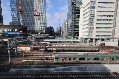 Tren, 5 Aralık 2024 'te yüksek binayla çevrili bir şehir bölgesinden geçiyor.