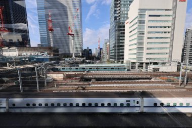 Tren, 5 Aralık 2024 'te yüksek binayla çevrili bir şehir bölgesinden geçiyor.