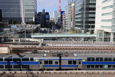 Tren, 5 Aralık 2024 'te yüksek binayla çevrili bir şehir bölgesinden geçiyor.