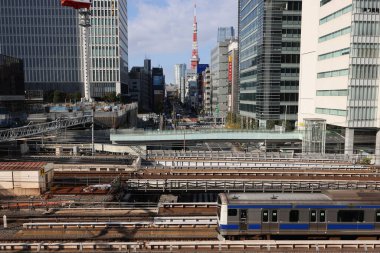 Tren, 5 Aralık 2024 'te yüksek binayla çevrili bir şehir bölgesinden geçiyor.