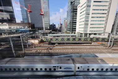 Tren, 5 Aralık 2024 'te yüksek binayla çevrili bir şehir bölgesinden geçiyor.