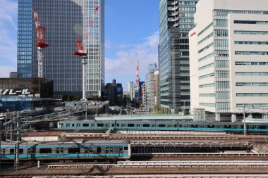 Tren, 5 Aralık 2024 'te yüksek binayla çevrili bir şehir bölgesinden geçiyor.