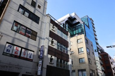 5 Aralık 2024 Modern gökdelenler mavi gökyüzüne doğru uzanıyor,