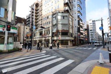 5 Aralık 2024 Modern gökdelenler mavi gökyüzüne doğru uzanıyor,